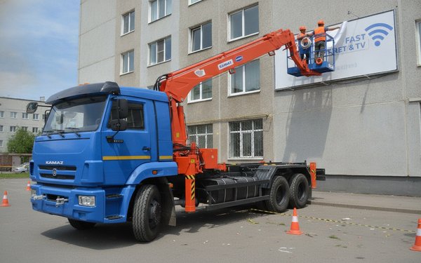 Автовышка для монтажа рекламы и фасадных работ